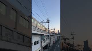 20240514 阪急電車 三日月と1000系とマジックアワー 普通運用で通過する1000系の車体に、夕陽の残りの色が映り込んできれい Hankyu densha [upl. by Ahsatsan]